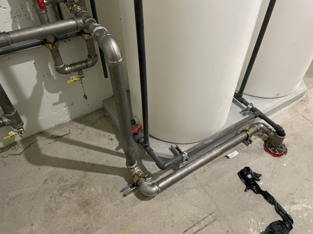 Salle mécanique - Némiscau-8 Tuyauterie salle de mécanique